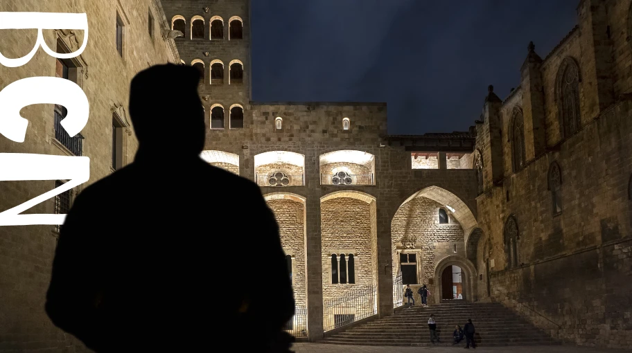 Hombre de noche en el Palacio Real de Barcelona