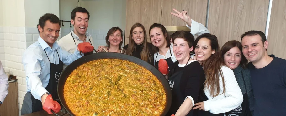 Aprender a hacer paella en Barcelona con adolescentes