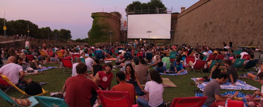 Cine al aire libre en Barcelona con adolescentes