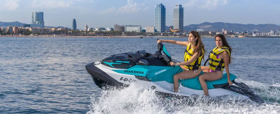 Motos de agua en Barcelona con adolescentes