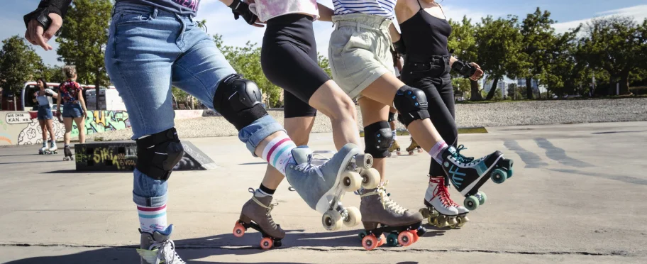 Aprende a patinar en Barcelona con adolescentes