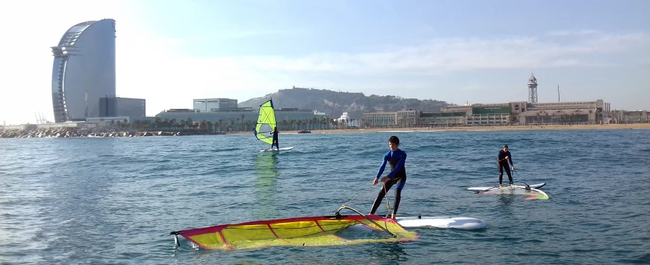 Aprender a hacer windsurf en Barcelona con adolescentes