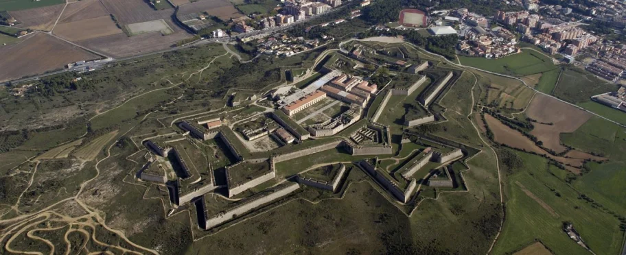 excursiones cerca de Barcelona castell de SantFerran de Figueres